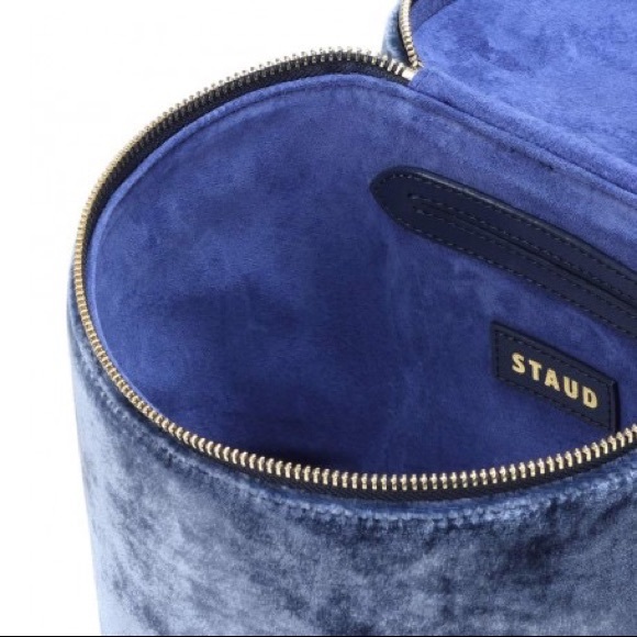 STAUD ‘vitti’ velvet bucket bag in navy blue - Picture 9 of 16